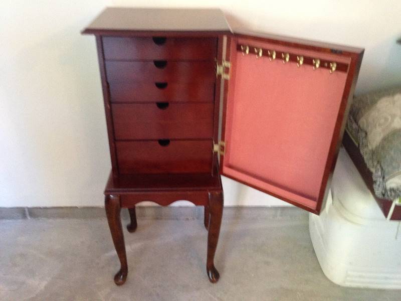 lot 116 image: Standing Wood Jewelry Box
