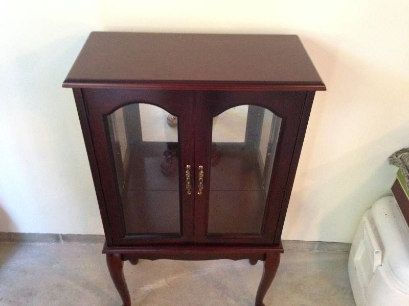 lot 16 image: Curio Display Cabinet