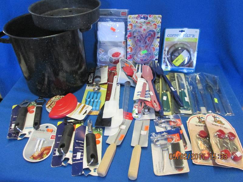 lot 3 image: Large cooking pot full of misc. kit...
