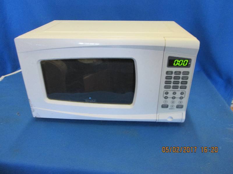 lot 8 image: Rival microwave. Tested and works....