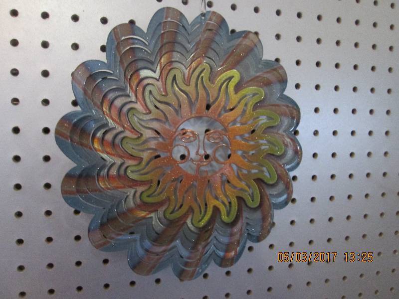lot 19 image: Metal sun design wind spinner. 10 i...