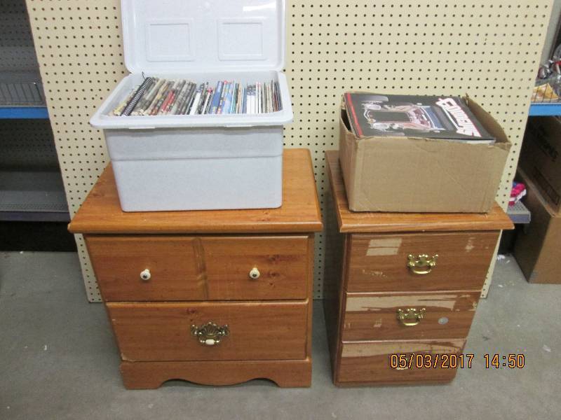 lot 26 image: Lot of 2 night stands and magazines...
