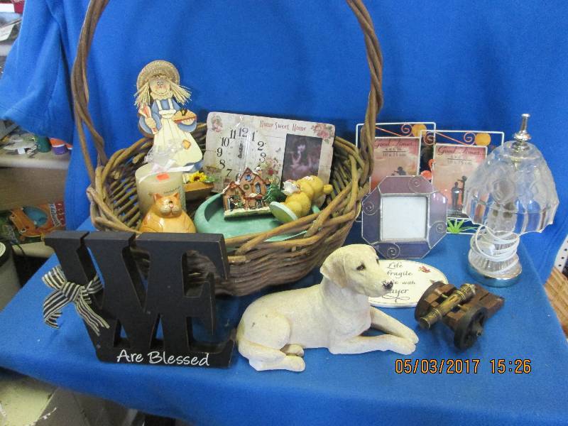 lot 28 image: Lot of misc. decore items in a larg...