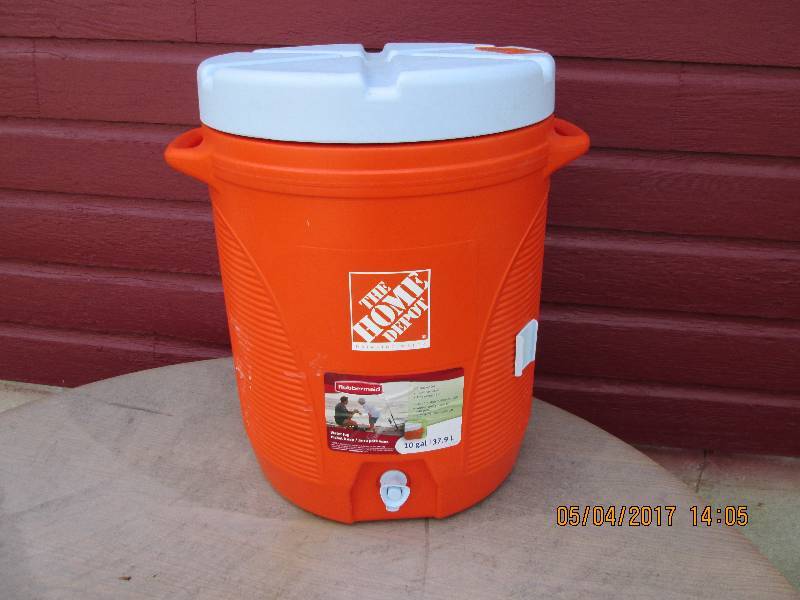 lot 31 image: Rubbermaid 10 gallon water jug....