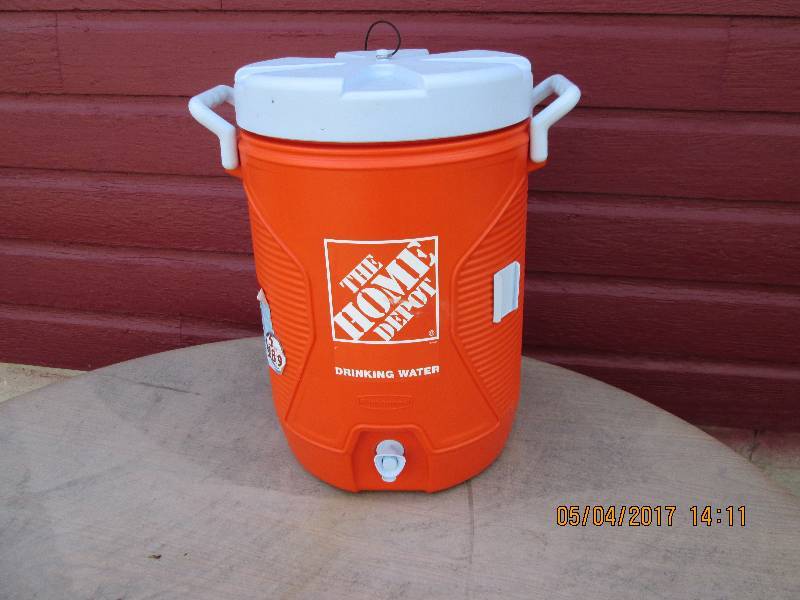lot 33 image: Rubbermaid 5 gallon water jug....