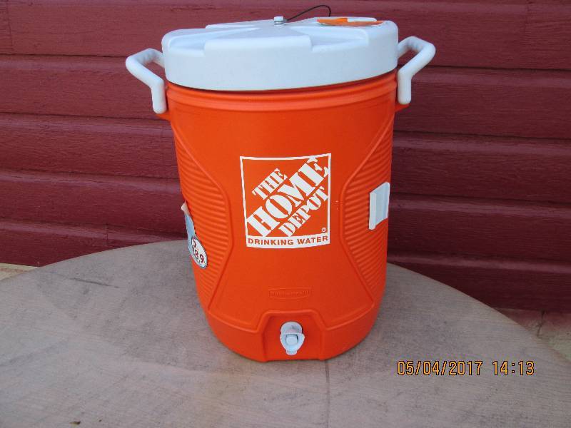 lot 34 image: Rubbermaid 5 gallon water jug....
