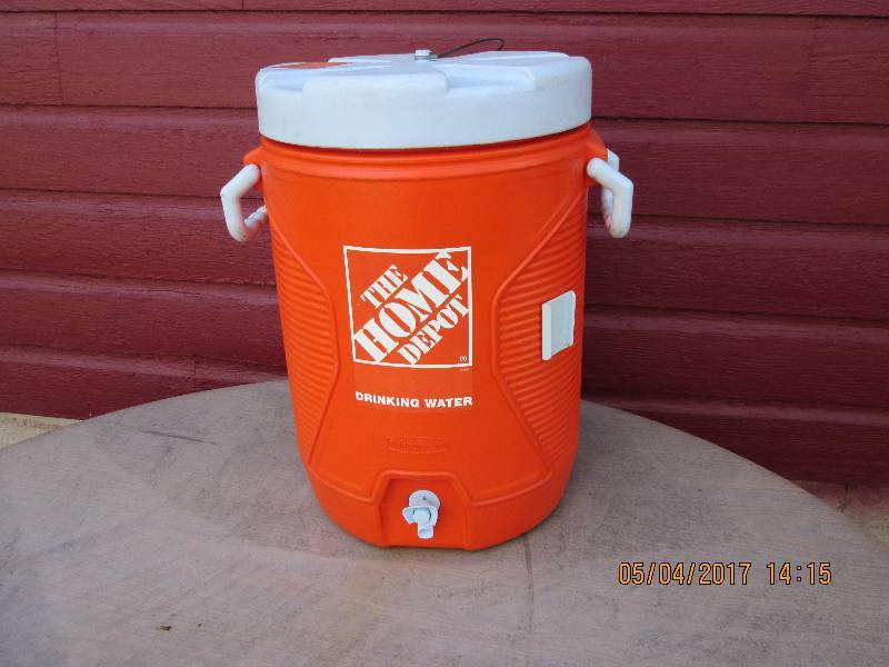 lot 35 image: Rubbermaid 5 gallon water jug. Has ...