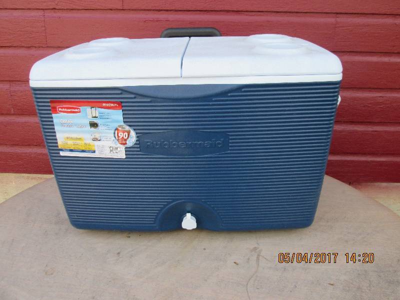 lot 36 image: 60 qt cooler with wheels and handle...
