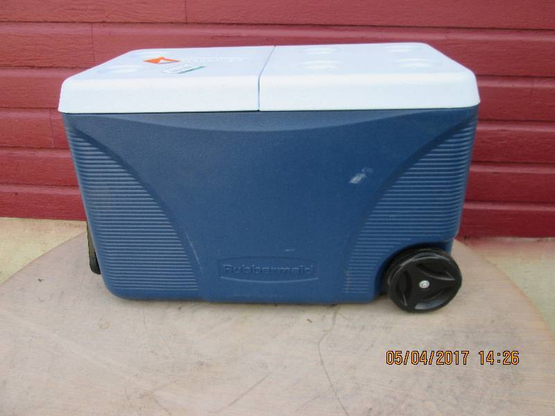 lot 37 image: 75 qt cooler with wheels and handle...