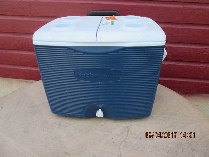 lot 38 image: 45 qt cooler with wheels and handle...