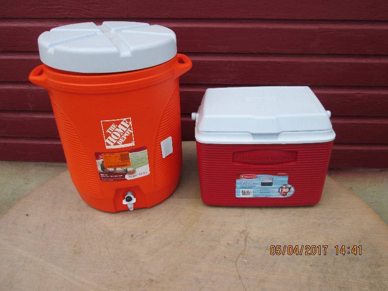 lot 40 image: 24 qt cooler and 10 gallon water ju...