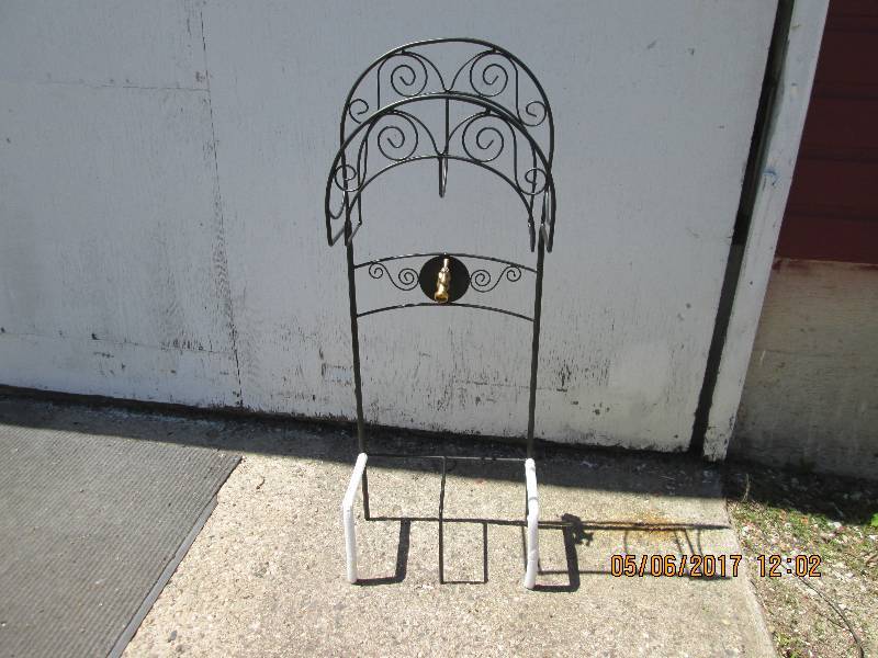 lot 46 image: Decorative hose stand with fauset. ...