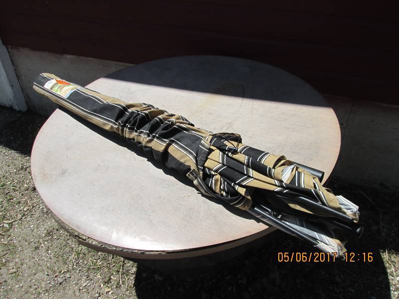 lot 49 image: 9ft tilting umbrella with storage b...