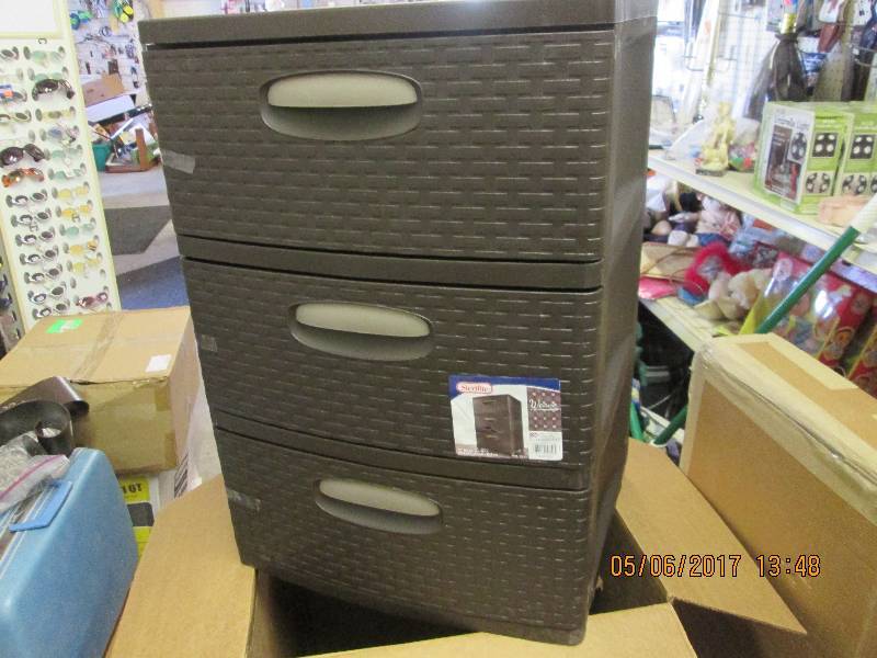 lot 59 image: Sterilite 3 weaved drawer storage u...