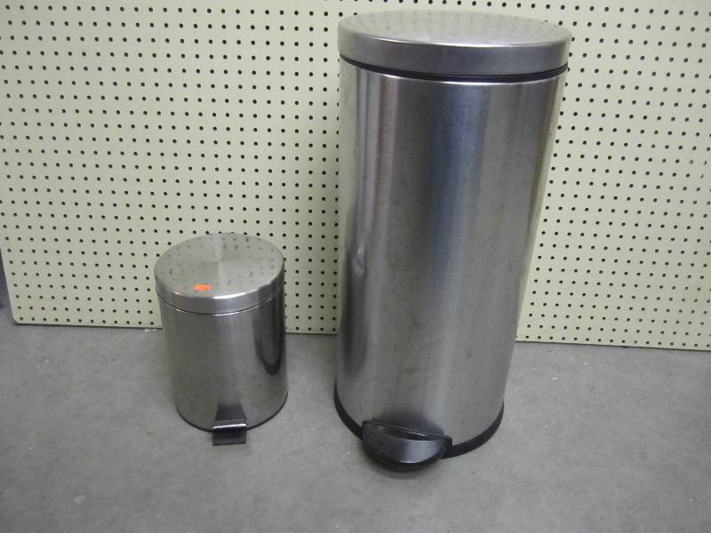 lot 65 image: 2 handless lid trash cans. Bigger o...
