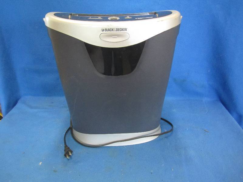 lot 66 image: Black & Decker cross cut paper shre...