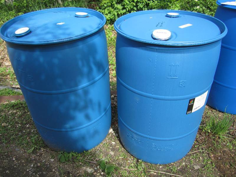 lot 118 image: 2 - 55 gallon plastic barrels....
