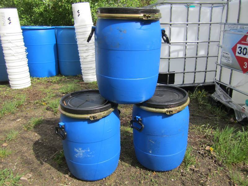lot 119 image: 3 - smaller plastic barrels with li...