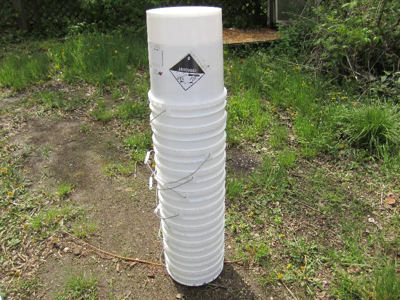 lot 120 image: 10 - 5 gallon buckets....