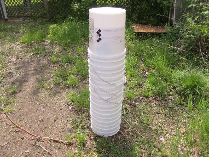 lot 122 image: 9 - 5 gallon buckets....