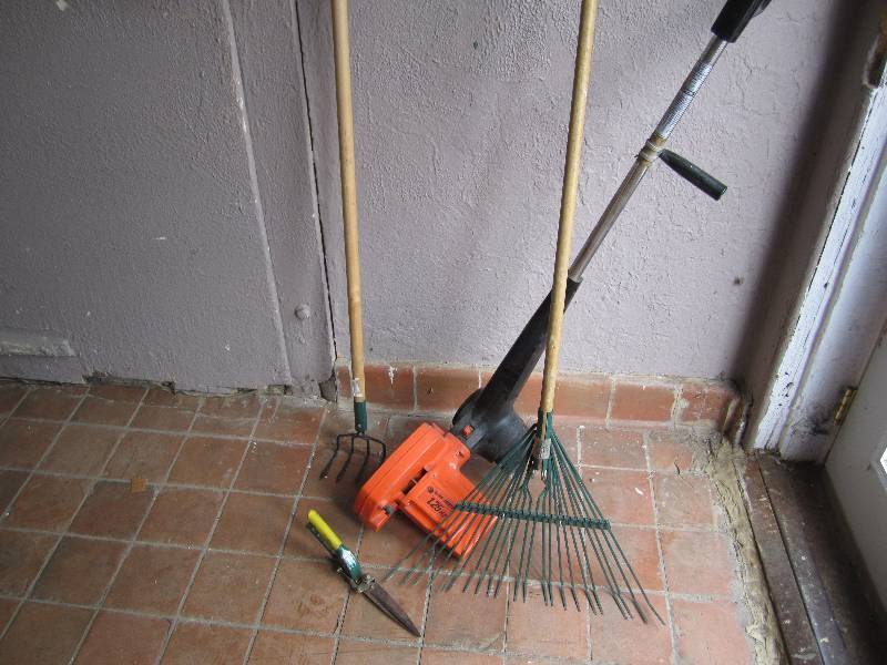 lot 137 image: Yard tool lot. Black&Decker electri...