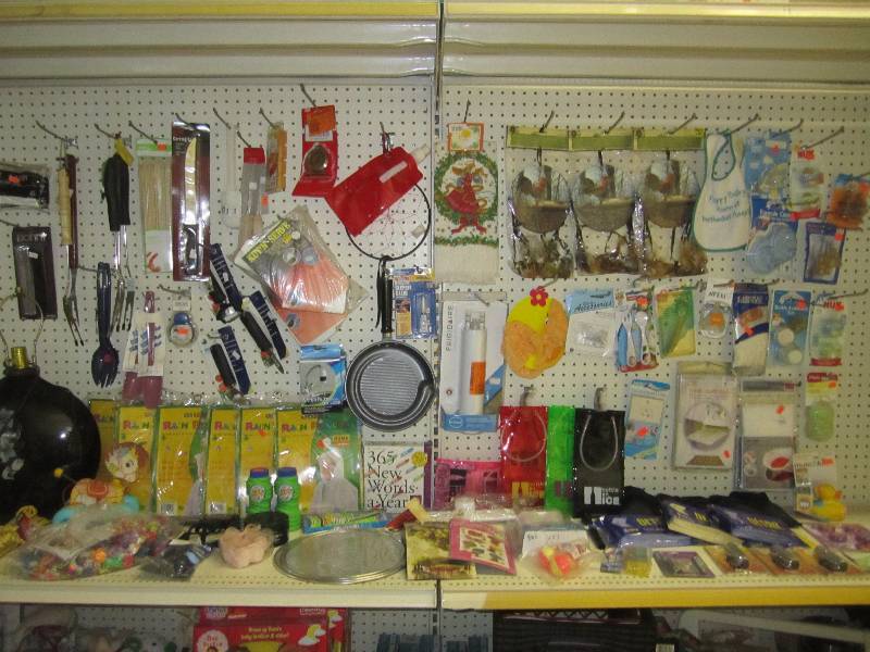 lot 138 image: Large resale lot. Everything hangin...
