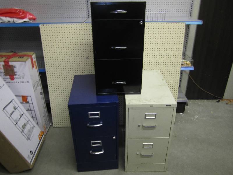 lot 139 image: Lot of 3 metal filing cabinets. ...