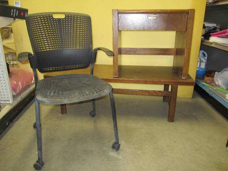 lot 140 image: Desk chair on wheels coffee table a...