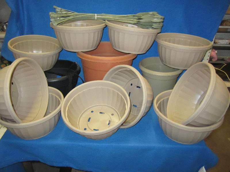 lot 145 image: Lot of 13 total planters. 10 matchi...