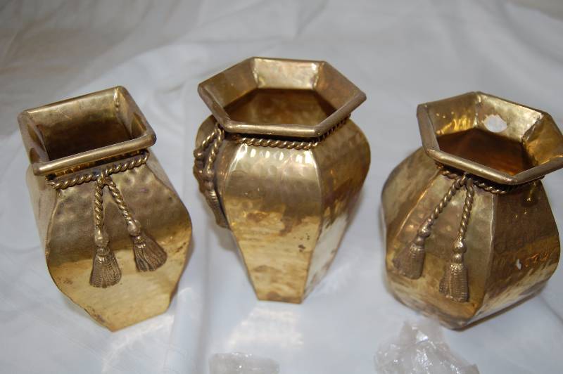lot 2 image: Brassware