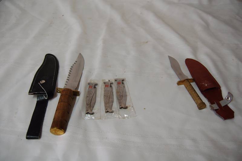 lot 19 image: KnivesDaggers