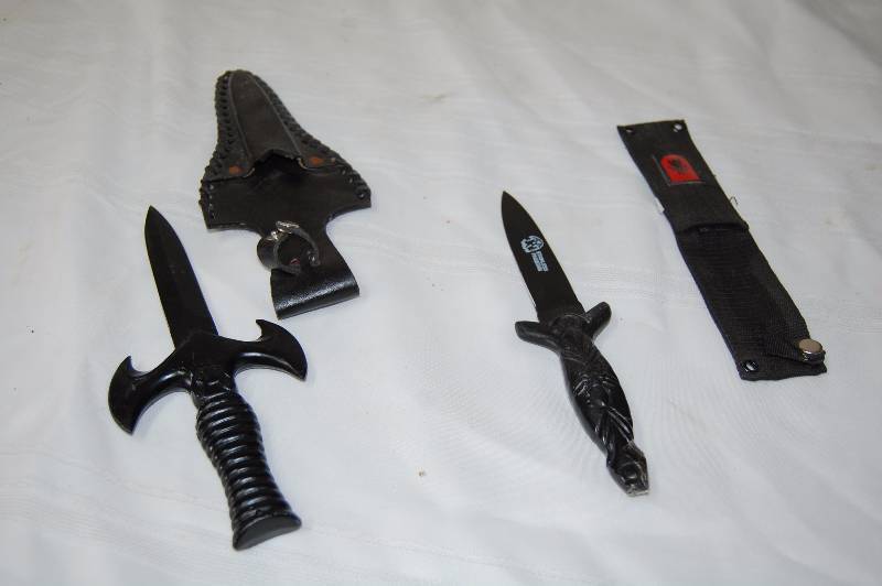 lot 21 image: KnivesDaggers