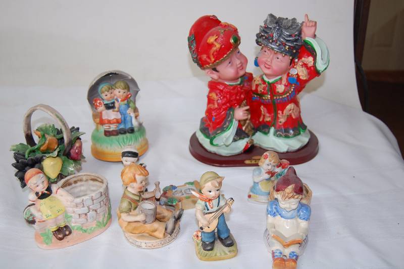 lot 27 image: Misc Figurines