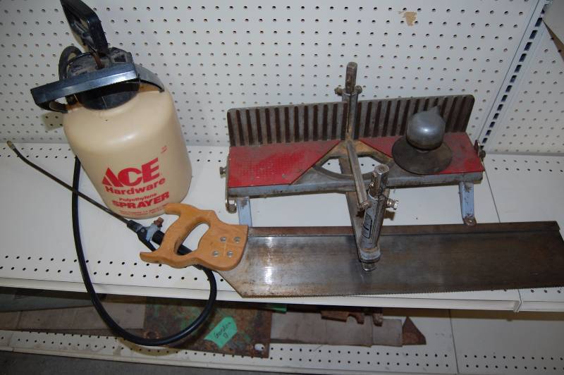 lot 40 image: Pressure Sprayer and Saw with Miter Box