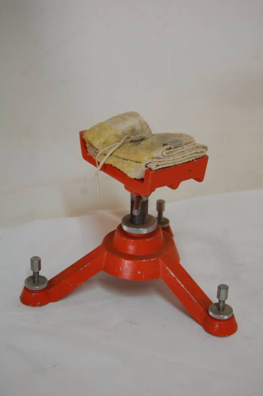 lot 57 image: Adjustable Gun Leveling Tripod
