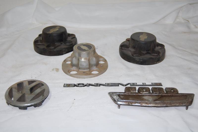 lot 243 image: Car Hubcaps and Logos