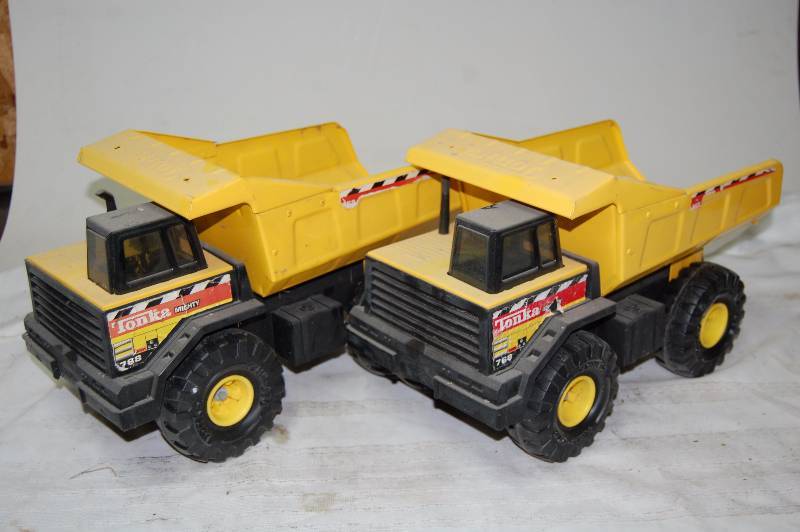 lot 256 image: Tonka Trucks