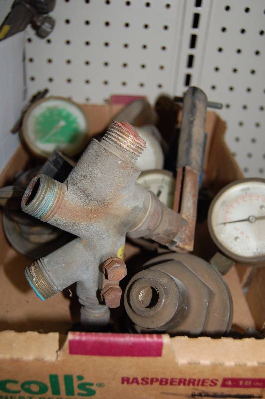 lot 264 image: Box of Pressure Gauges