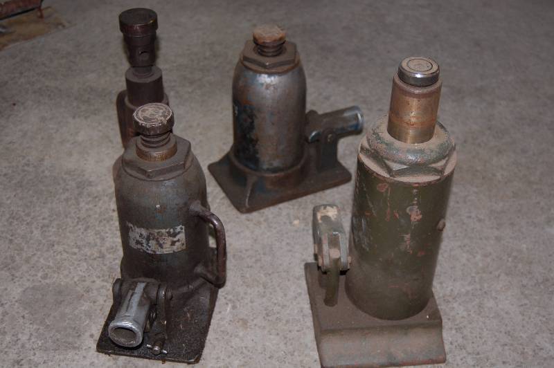 lot 284 image: Heavy Bottle Jacks