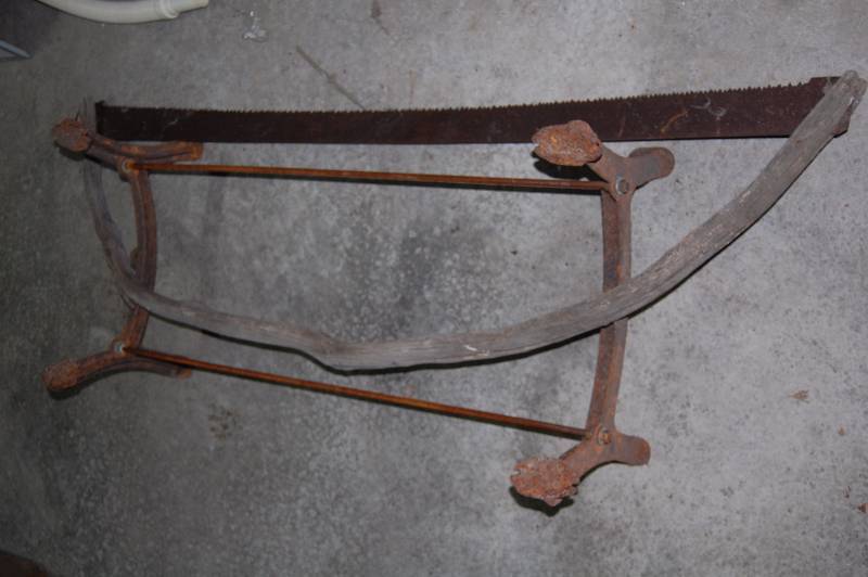 lot 290 image: Vintage Saw and Barrel Stove Stand
