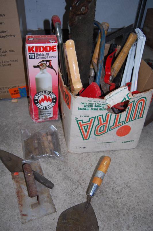 lot 308 image: Tools and Post Plates