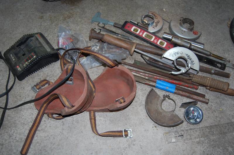 lot 322 image: Knee guards, Chisels, and More