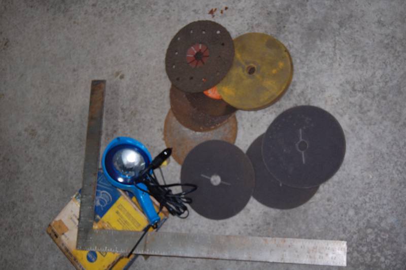 lot 326 image: Abrasive Disks, a Square, and 12 Volt Light