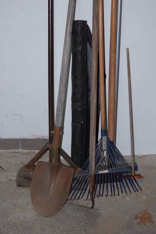 lot 362 image: Yard Tools