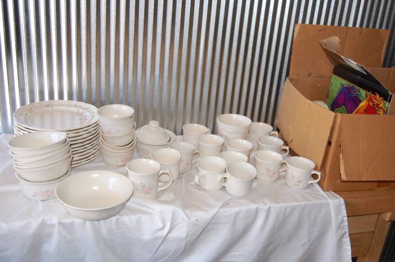 lot 387 image: Large Dinnerware Set