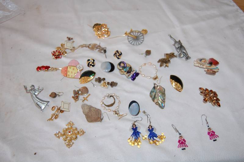 lot 400 image: Pins and Earrings