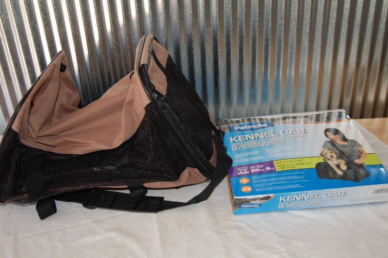 lot 403 image: Pet Carrier