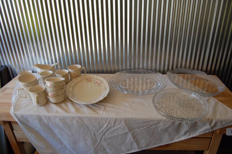 lot 410 image: Dinnerware and Serving Platters