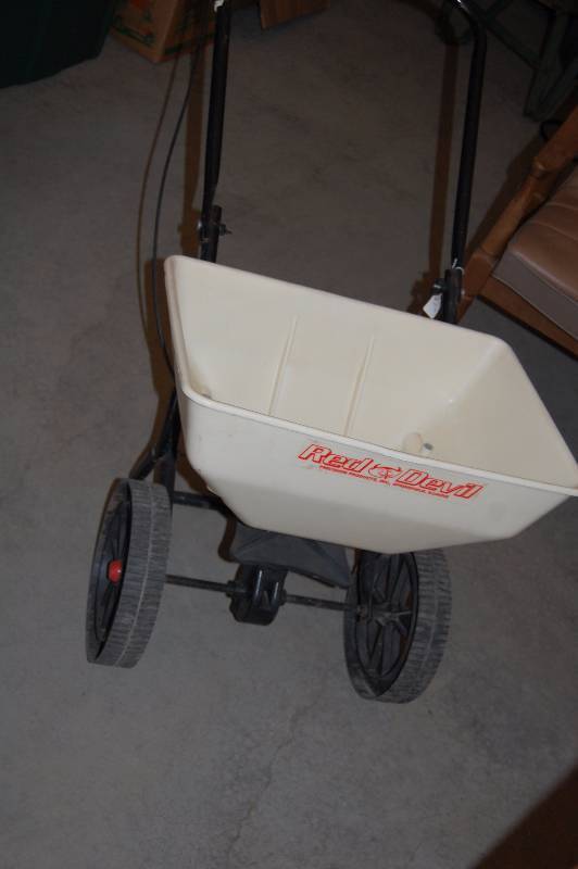 lot 423 image: SeedFertilizer Spreader