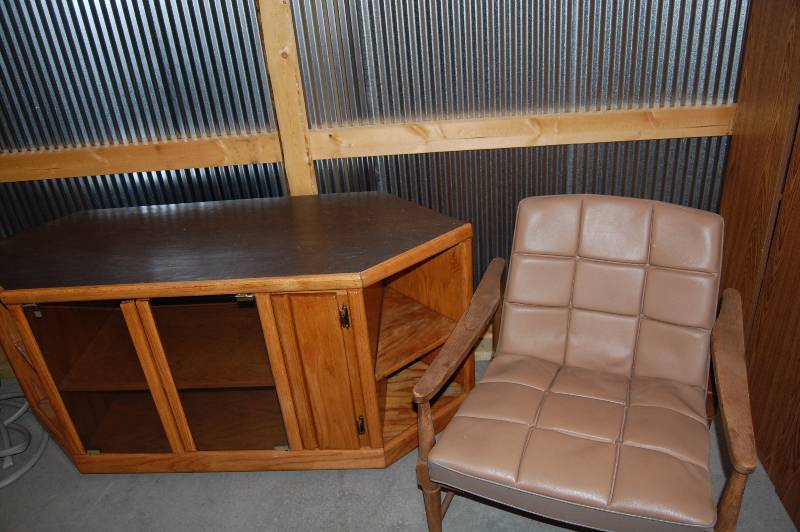 lot 424 image: Chair and Livingroom Cabinet